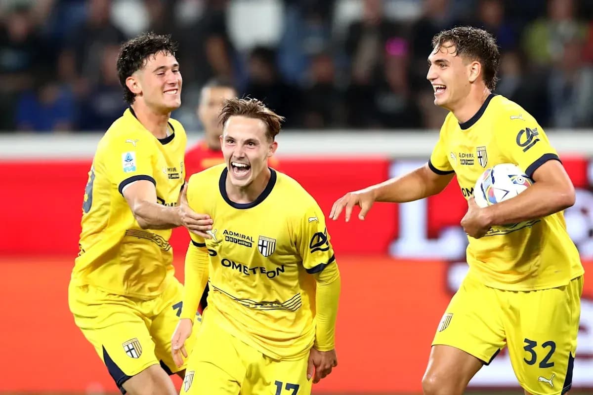 Jugadores de Parma celebrando un gol en partido Jugadores de Parma celebrando un gol en partido