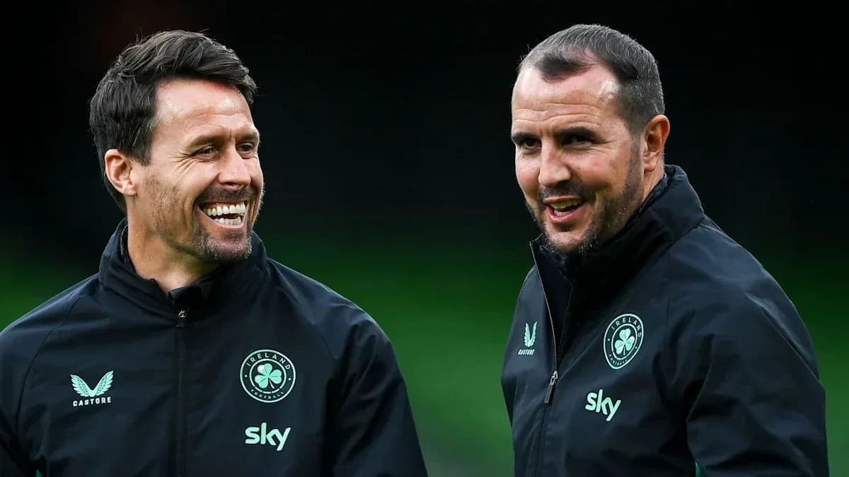 Dos entrenadores conversando en el campo de entrenamiento Dos entrenadores conversando en el campo de entrenamiento