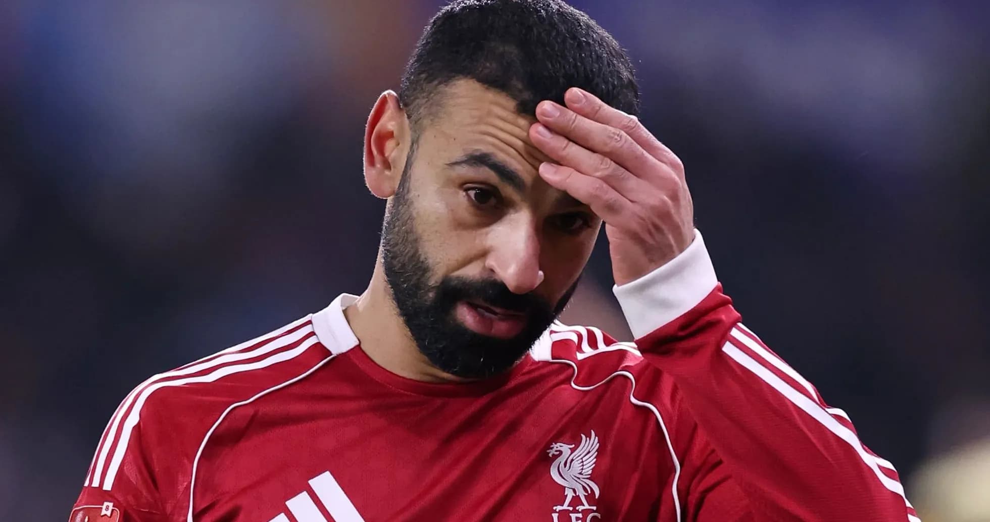 Jugador de Liverpool con camiseta roja durante el partido Jugador de Liverpool con camiseta roja durante el partido