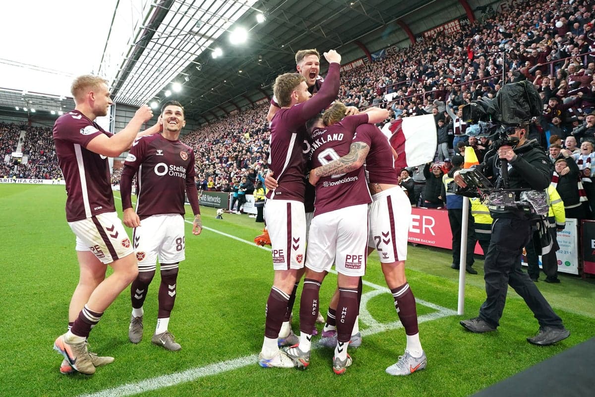 Jugadores de Hearts celebrando un gol en el estadio Jugadores de Hearts celebrando un gol en el estadio