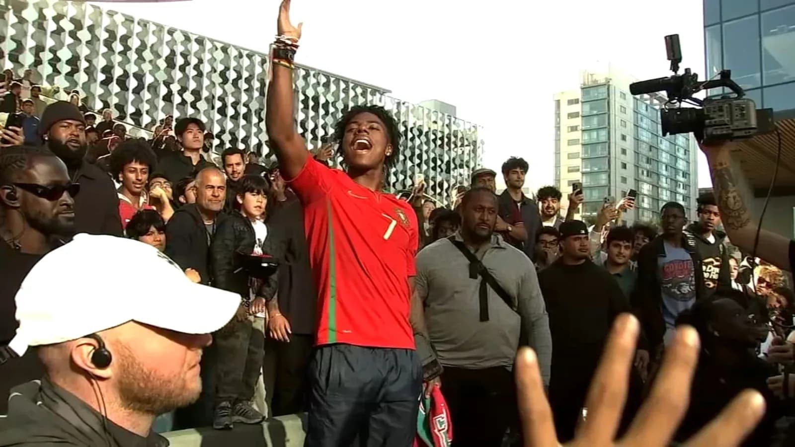 Joven animando a la multitud con camiseta de Portugal Joven animando a la multitud con camiseta de Portugal