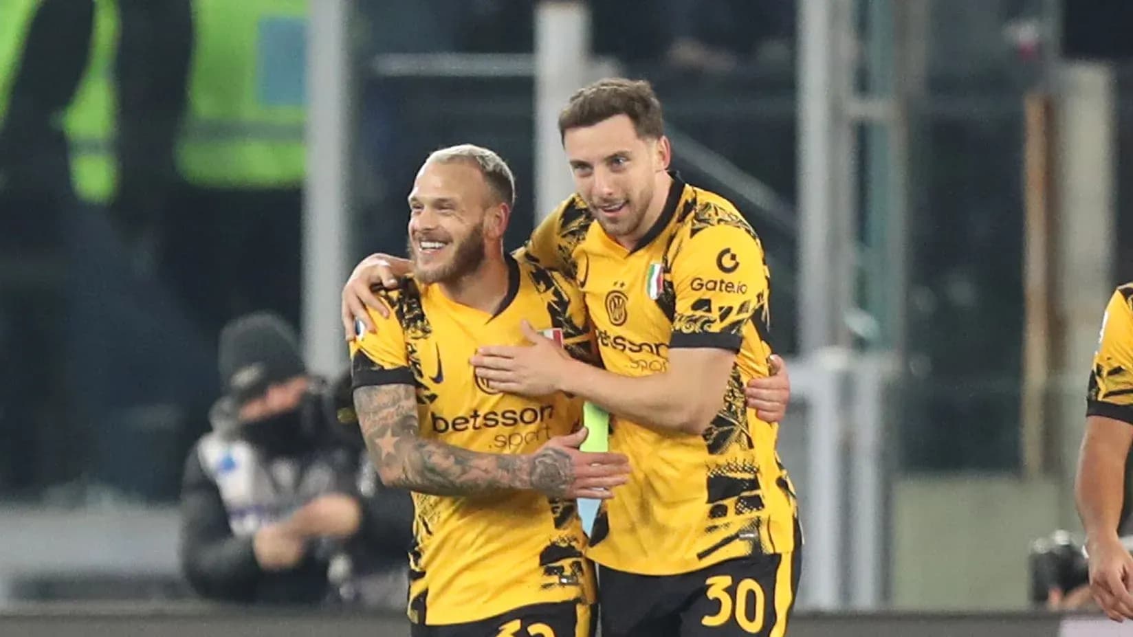 Jugadores abrazándose tras anotar un gol Jugadores abrazándose tras anotar un gol