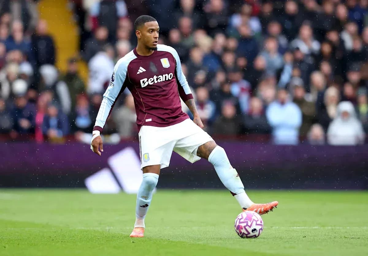 Jugador de Aston Villa controla el balón en el campo Jugador de Aston Villa controla el balón en el campo