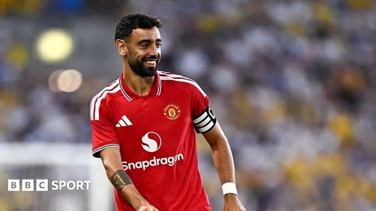 Bruno Fernandes sonríe con camiseta de Manchester United Bruno Fernandes sonríe con camiseta de Manchester United