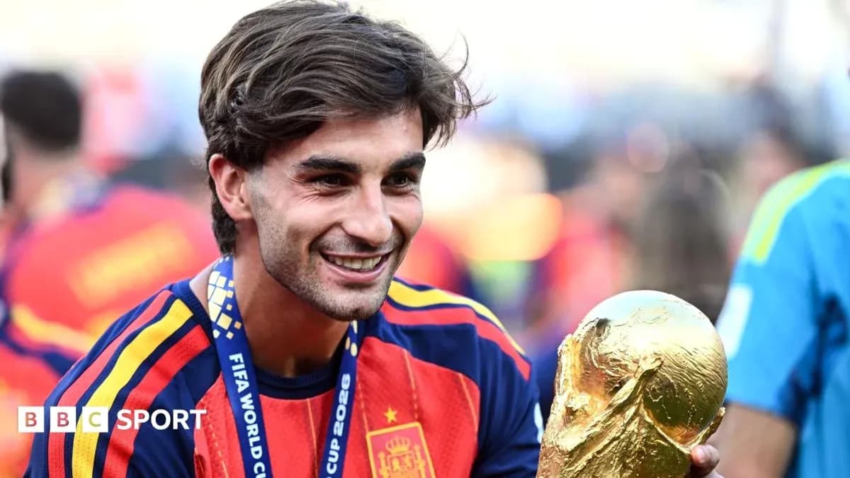 Jugador sosteniendo el trofeo de la Copa Mundial Jugador sosteniendo el trofeo de la Copa Mundial