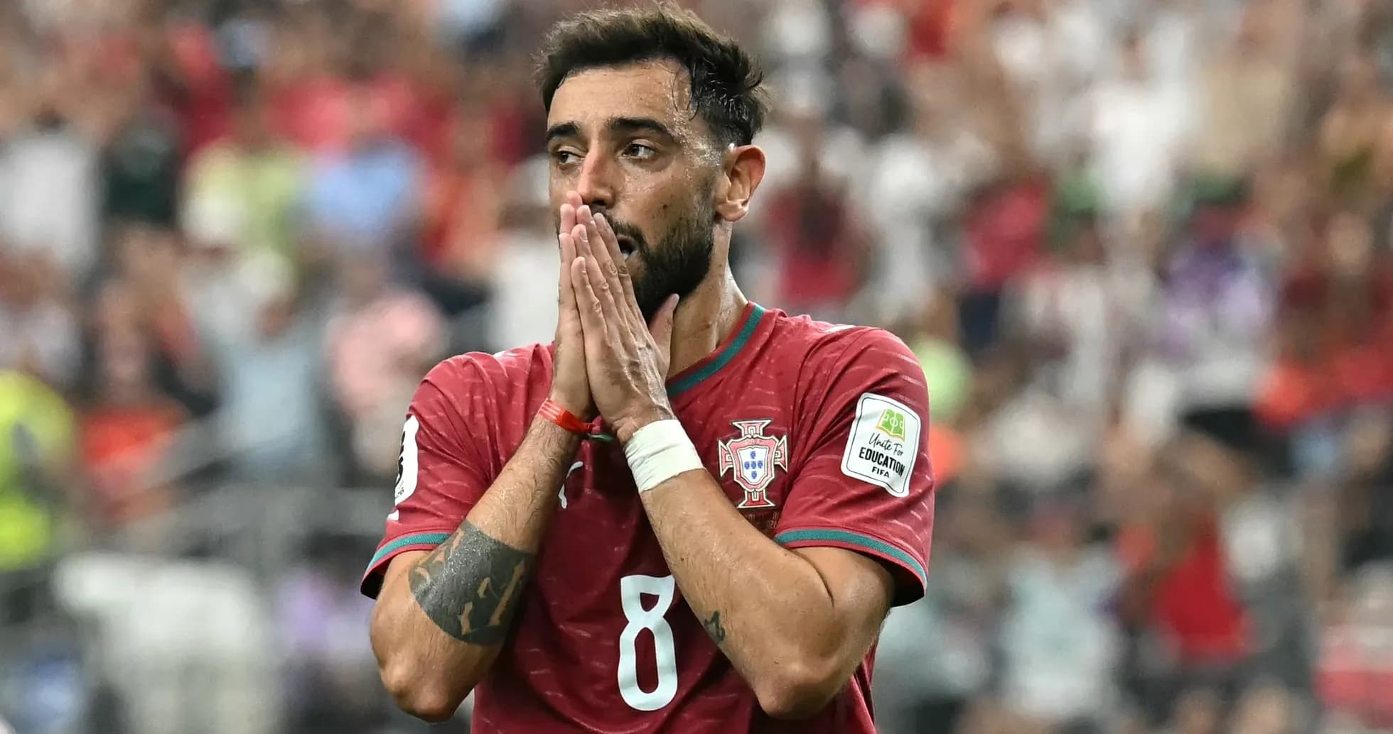 Jugador de Portugal con las manos en la cara Jugador de Portugal con las manos en la cara