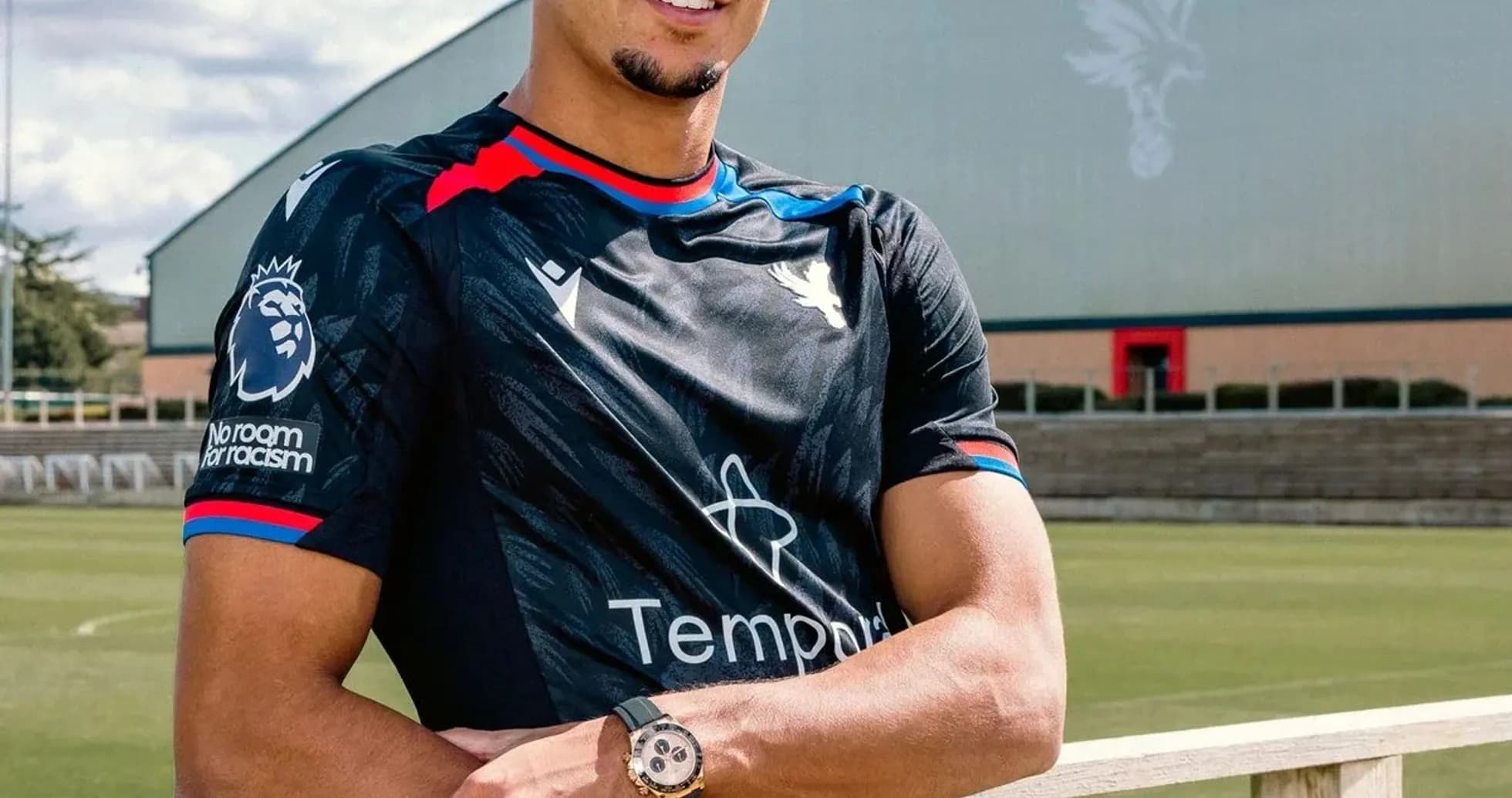 Jugador posando en el campo de entrenamiento Jugador posando en el campo de entrenamiento