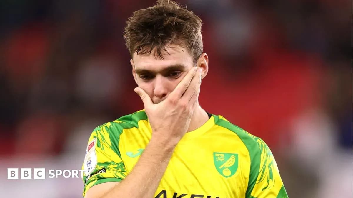 Jugador de Norwich City con expresión preocupada en el campo Jugador de Norwich City con expresión preocupada en el campo