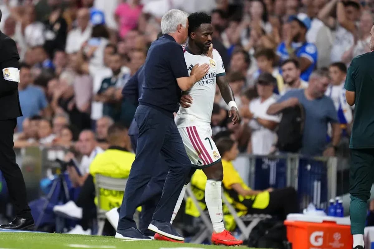 Entrenador abrazando a jugador de Real Madrid en el campo Entrenador abrazando a jugador de Real Madrid en el campo