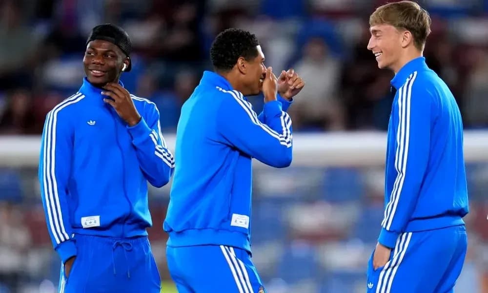 Tres jugadores en calentamiento antes del partido Tres jugadores en calentamiento antes del partido