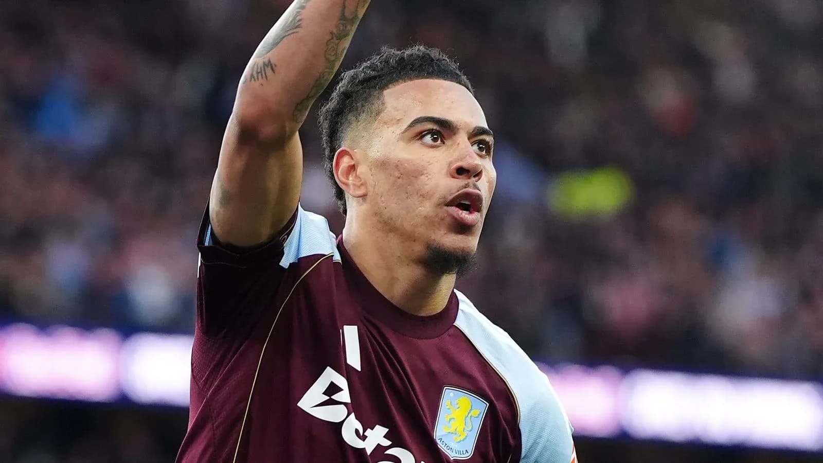 Jugador de Aston Villa señalando durante el partido Jugador de Aston Villa señalando durante el partido