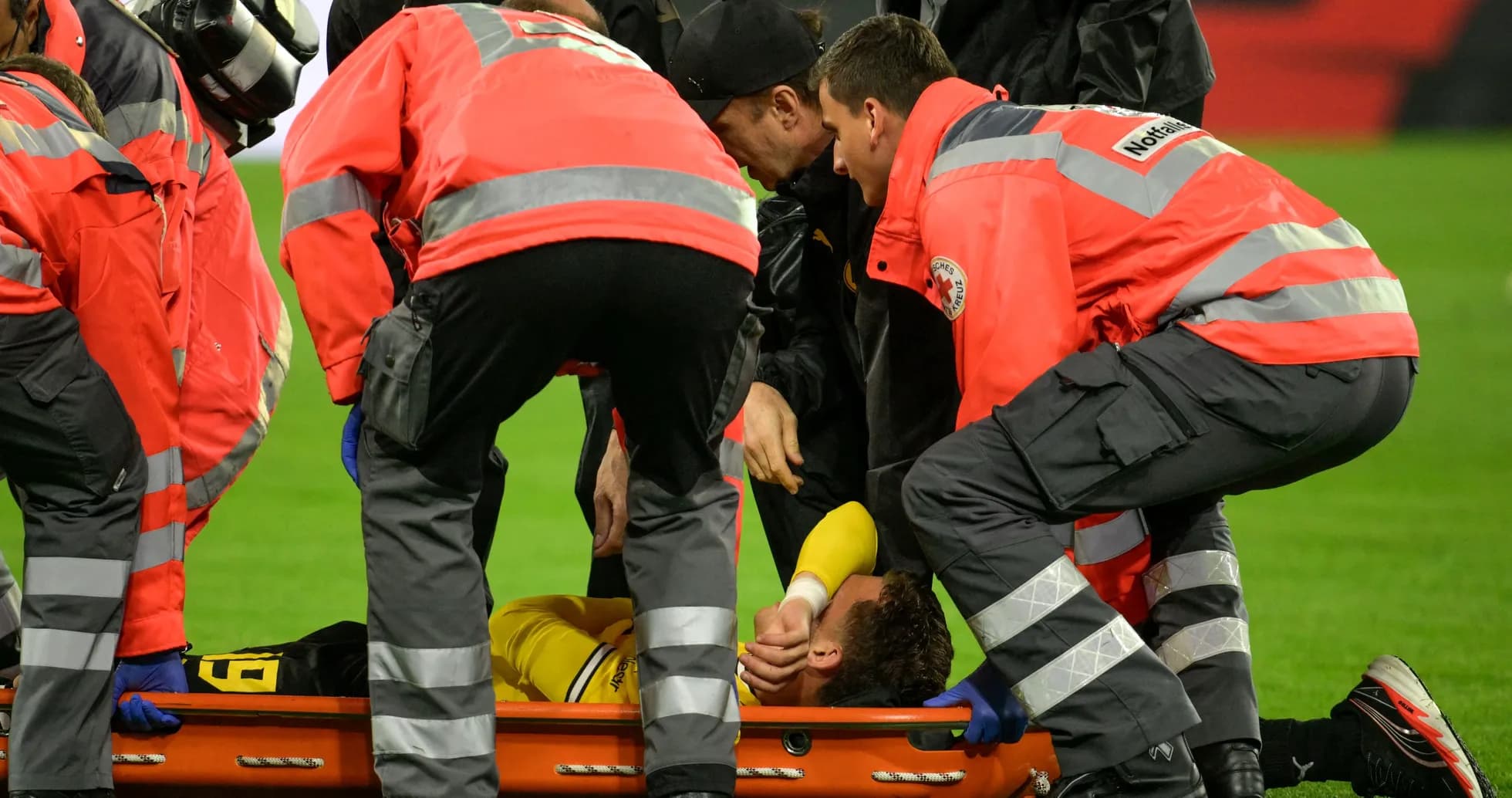 Paramédicos atendiendo a un jugador en el campo Paramédicos atendiendo a un jugador en el campo