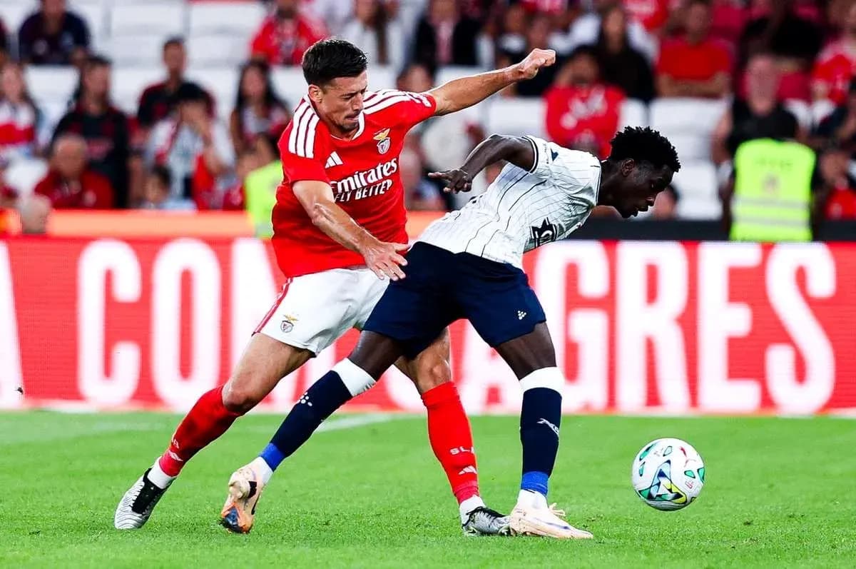 Jugador de Benfica desafiando a oponente de Aarhus Jugador de Benfica desafiando a oponente de Aarhus