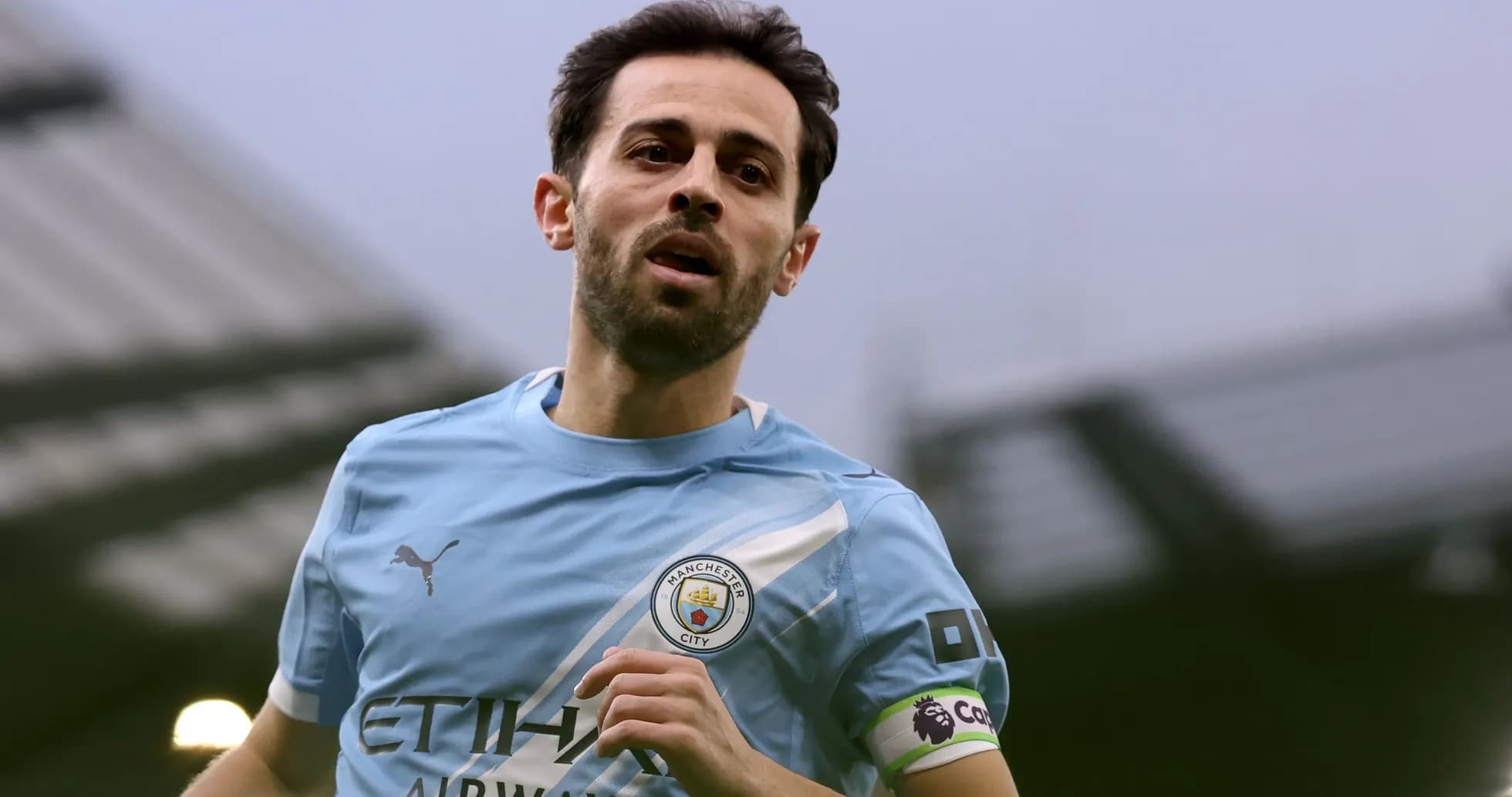 Jugador de Manchester City corriendo en el campo Jugador de Manchester City corriendo en el campo