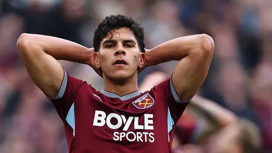 Jugador de West Ham con las manos en la cabeza Jugador de West Ham con las manos en la cabeza