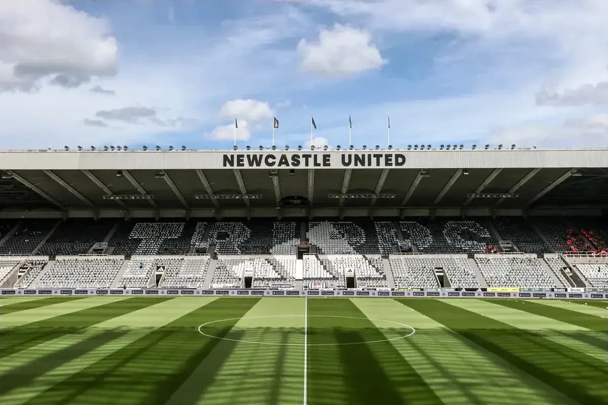 Estadio de Newcastle United con césped y gradas vacías Estadio de Newcastle United con césped y gradas vacías