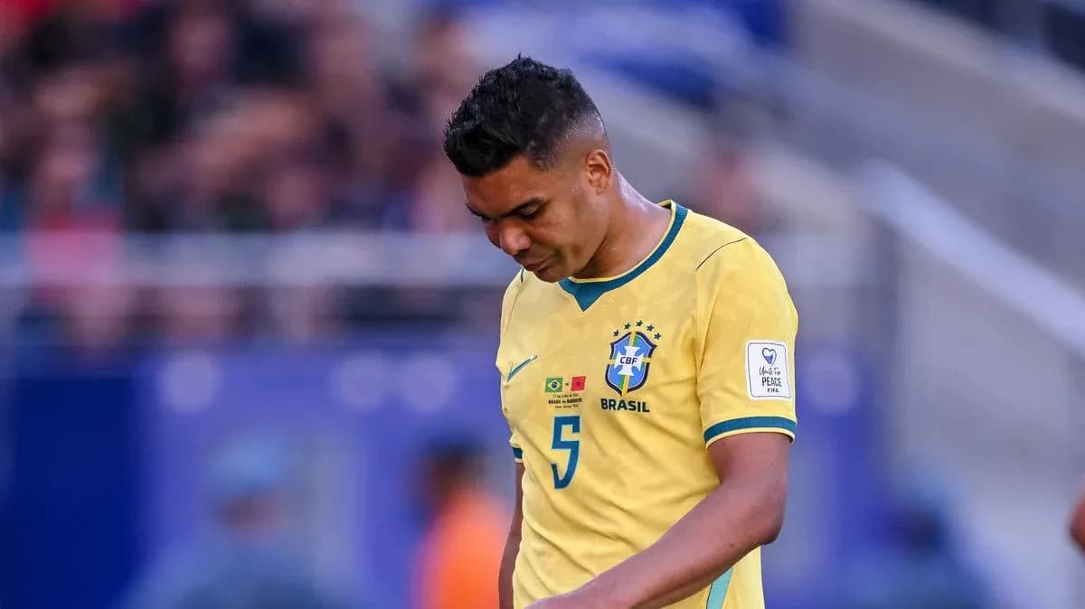Jugador de Brasil con camiseta amarilla caminando cabizbajo Jugador de Brasil con camiseta amarilla caminando cabizbajo