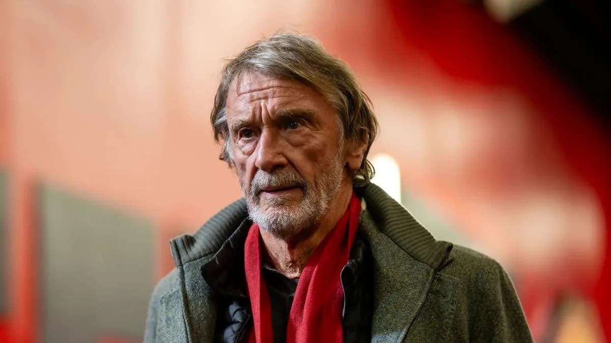 Hombre con abrigo y bufanda en un pasillo Hombre con abrigo y bufanda en un pasillo
