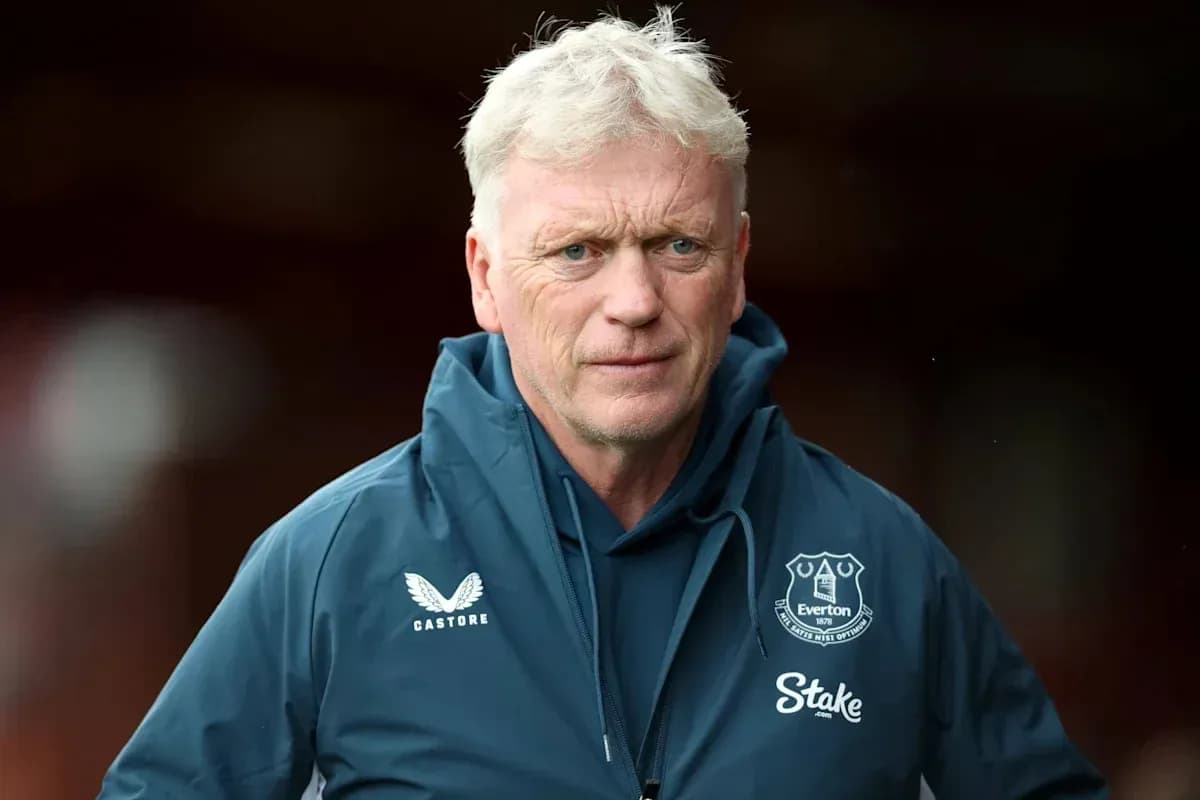 Entrenador de Everton en la cancha antes del partido Entrenador de Everton en la cancha antes del partido