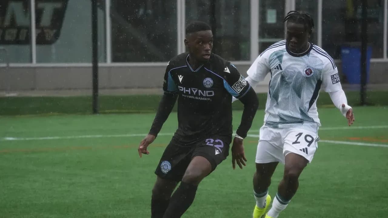 Dos jugadores compitiendo en un partido de fútbol Dos jugadores compitiendo en un partido de fútbol