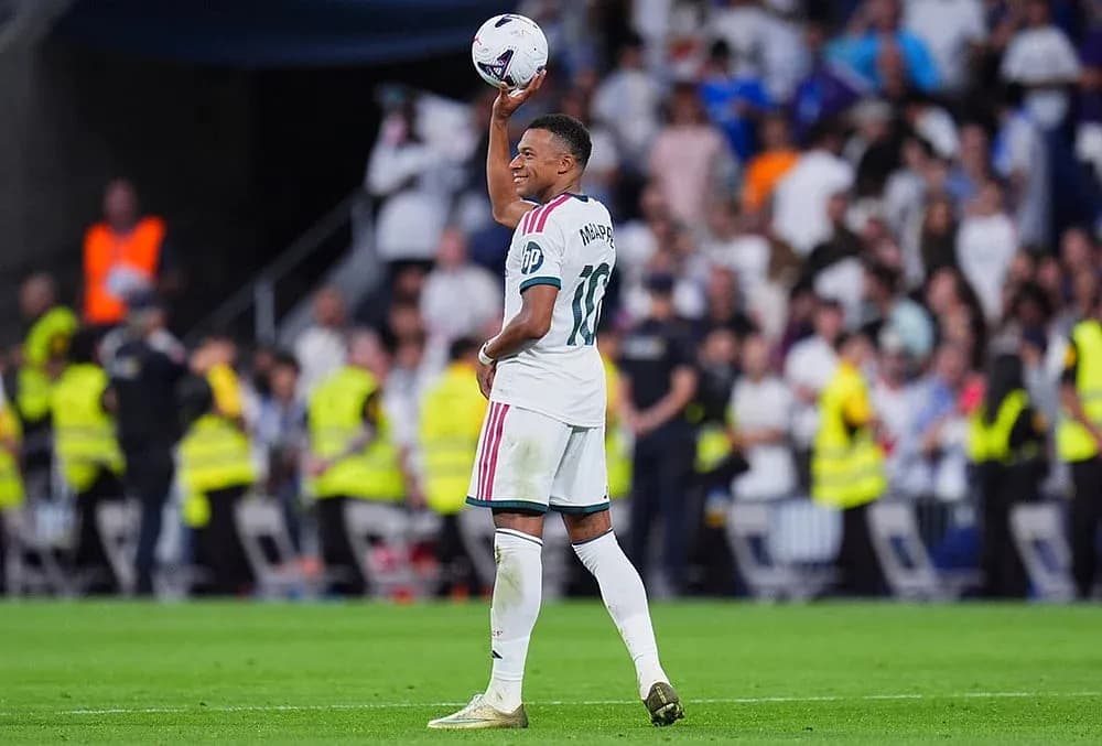 Kylian Mbappé lanzando el balón durante el partido Kylian Mbappé lanzando el balón durante el partido