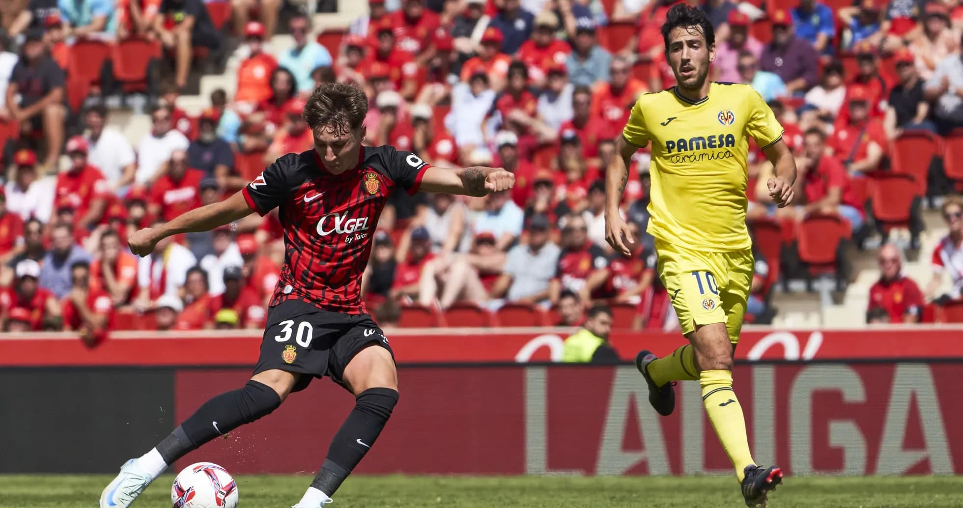 Jugador de Mallorca en acción durante el partido Jugador de Mallorca en acción durante el partido