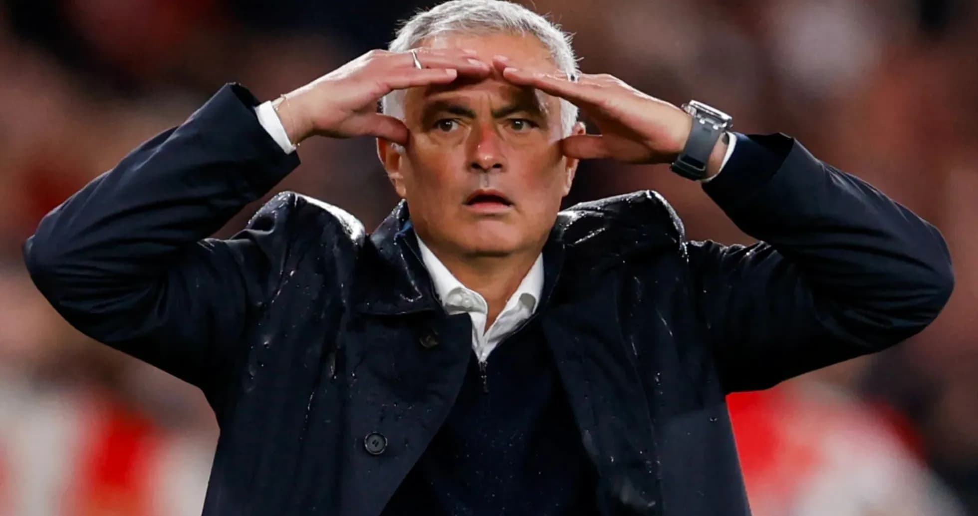 Entrenador gesticulando en el banquillo durante partido Entrenador gesticulando en el banquillo durante partido