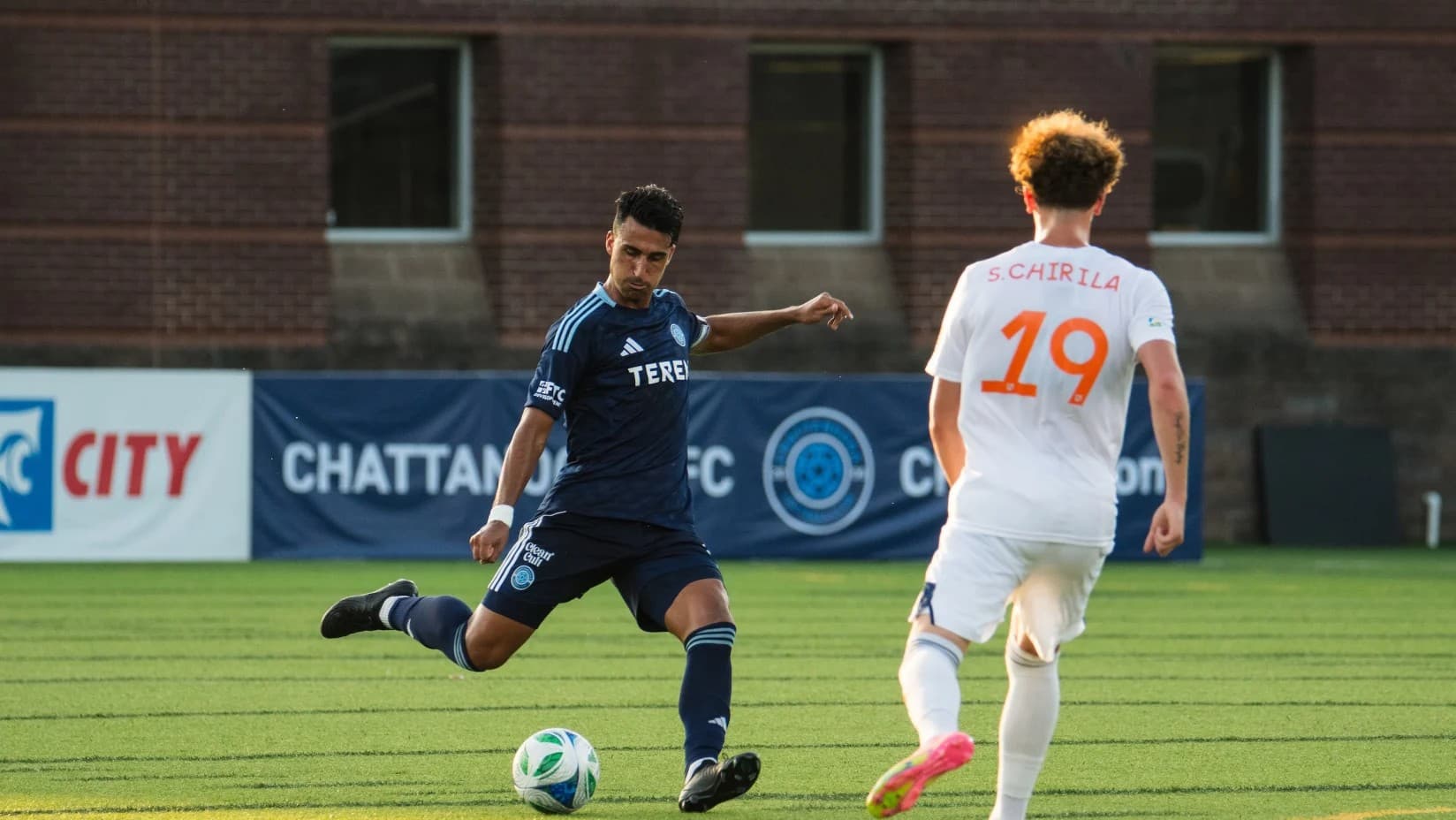 Jugador de FC Cincinnati II chutando el balón Jugador de FC Cincinnati II chutando el balón