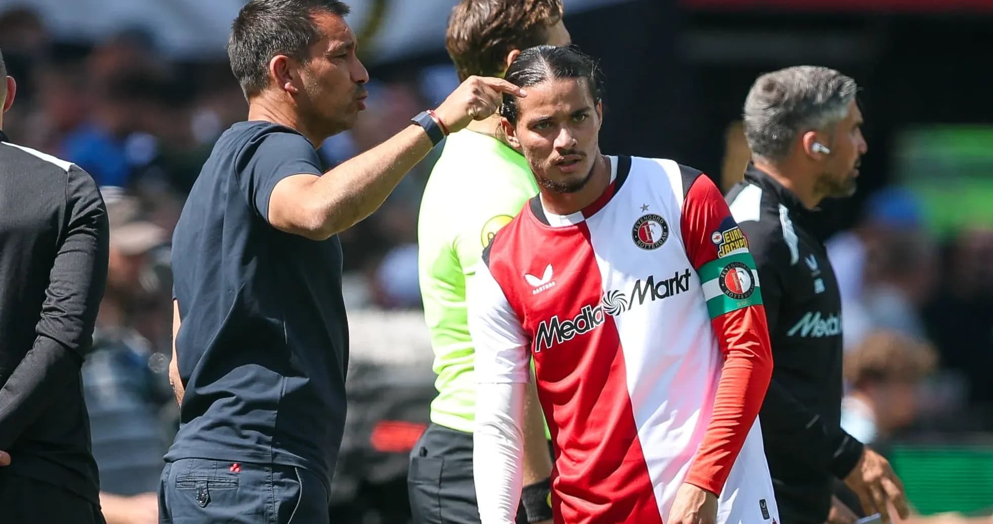 Entrenador dando instrucciones a jugador de Feyenoord Entrenador dando instrucciones a jugador de Feyenoord