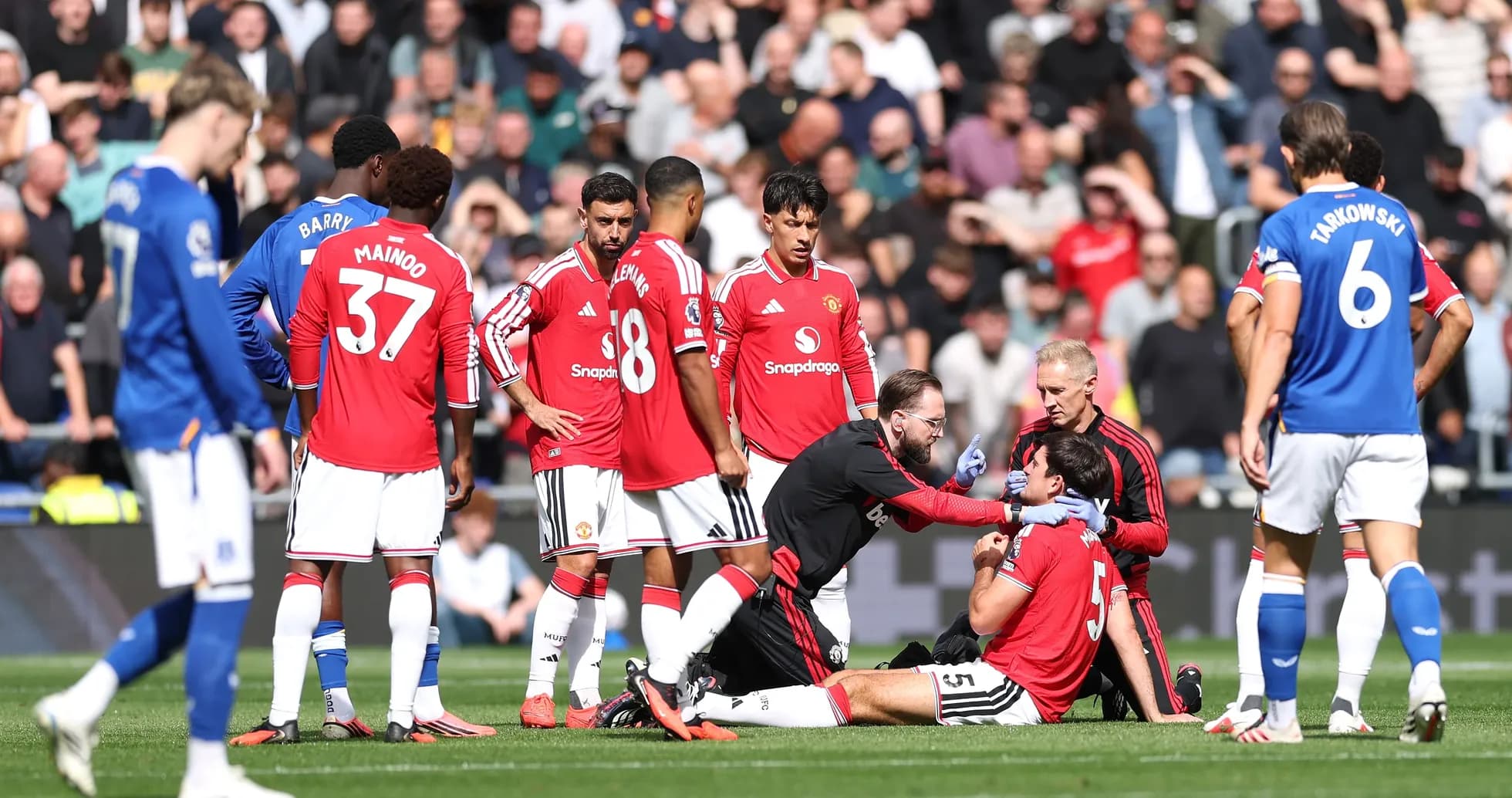 Jugadores de Manchester United atienden a compañero lesionado Jugadores de Manchester United atienden a compañero lesionado