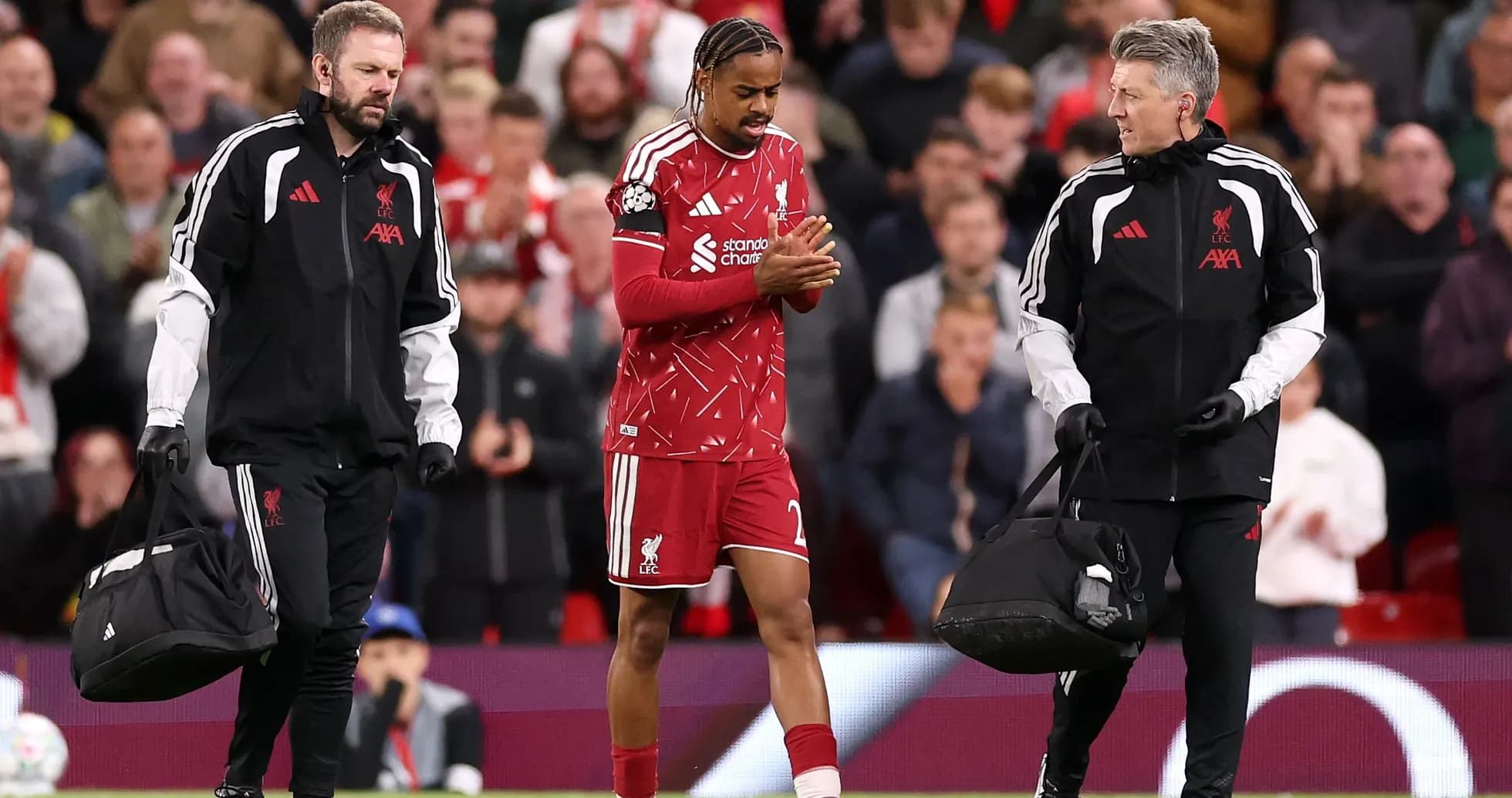 Jugador de Liverpool siendo atendido por el personal médico Jugador de Liverpool siendo atendido por el personal médico