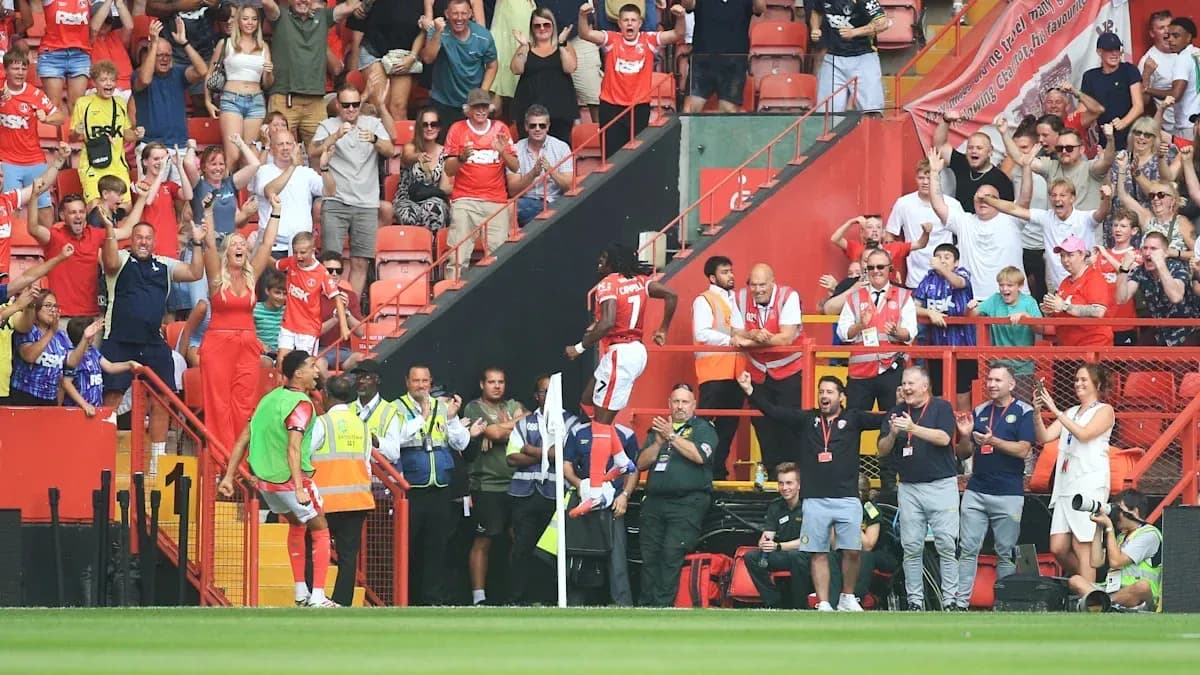 A jugador celebra con la afición en el estadio A jugador celebra con la afición en el estadio