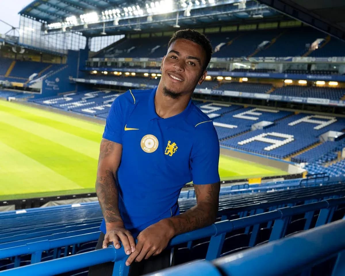 Jugador posando en el estadio de Chelsea Jugador posando en el estadio de Chelsea