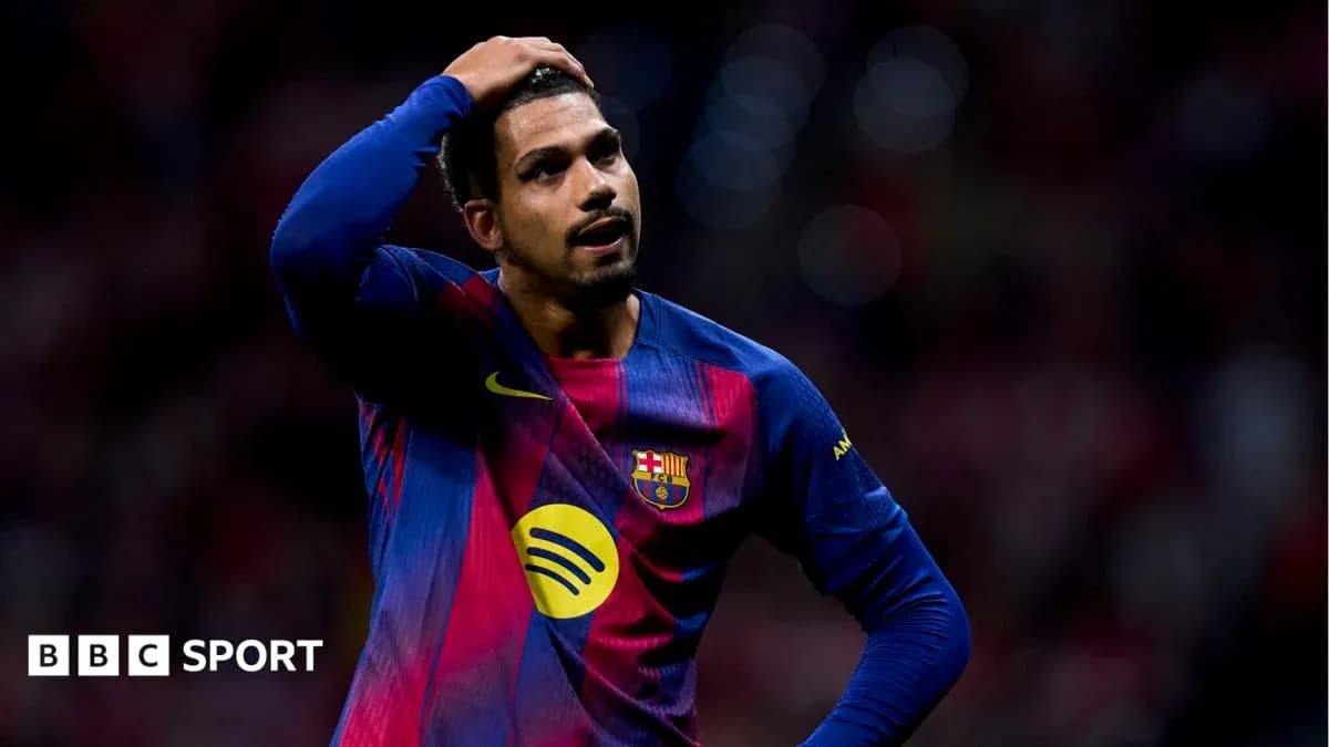 Jugador del Barcelona con expresión de frustración en el campo Jugador del Barcelona con expresión de frustración en el campo