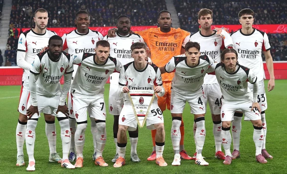 Jugadores del AC Milan posando en el campo Jugadores del AC Milan posando en el campo