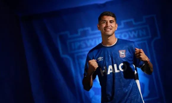 Jugador posando con camiseta de Ipswich Town Jugador posando con camiseta de Ipswich Town