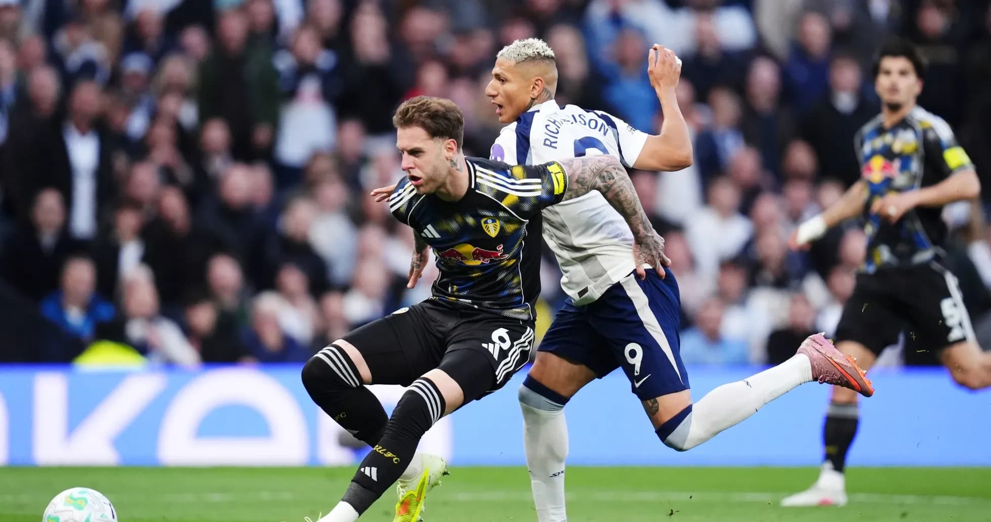 Jugador de Leeds siendo tackleado por jugador de Tottenham Jugador de Leeds siendo tackleado por jugador de Tottenham