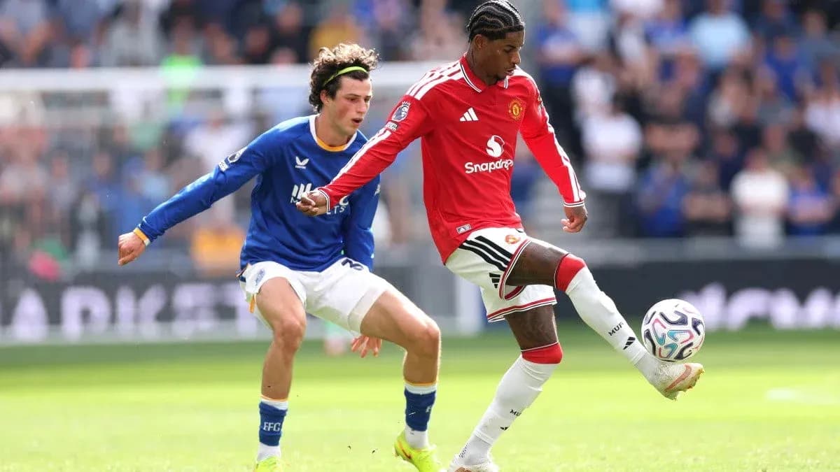 Jugador de Manchester United controlando el balón Jugador de Manchester United controlando el balón