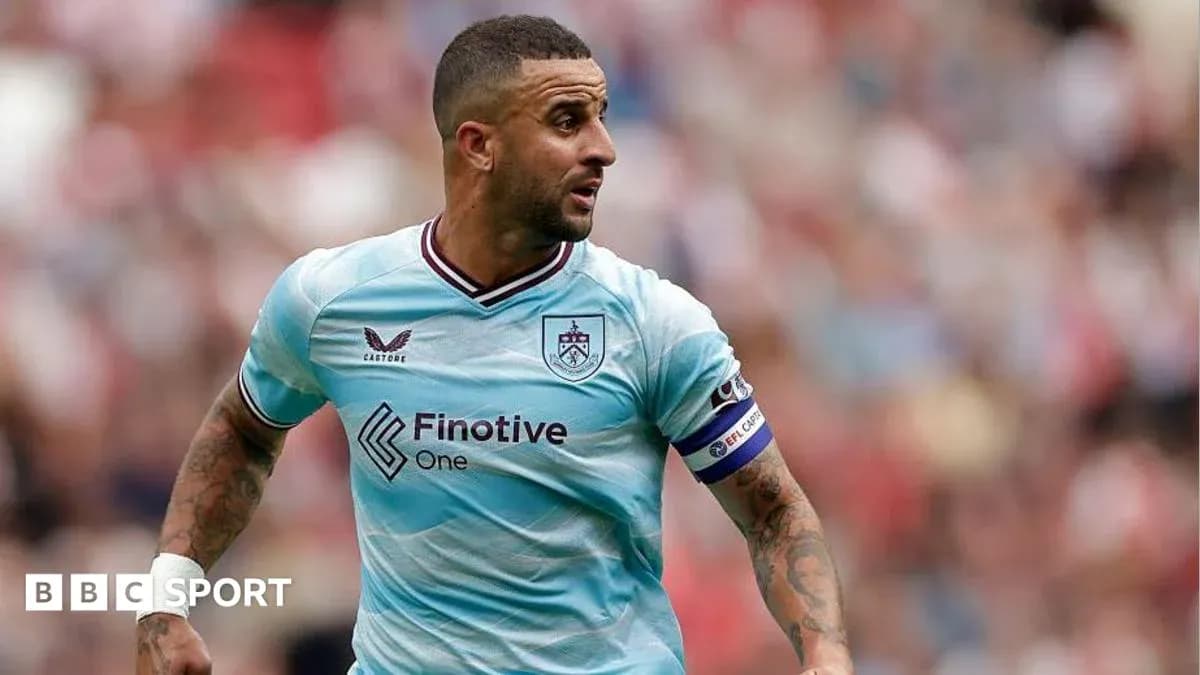 Jugador de Burnley corriendo durante un partido Jugador de Burnley corriendo durante un partido