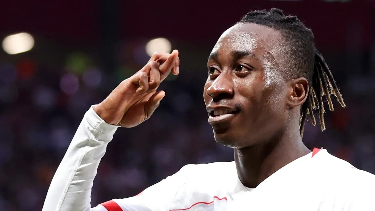 Jugador saludando tras anotar un gol Jugador saludando tras anotar un gol