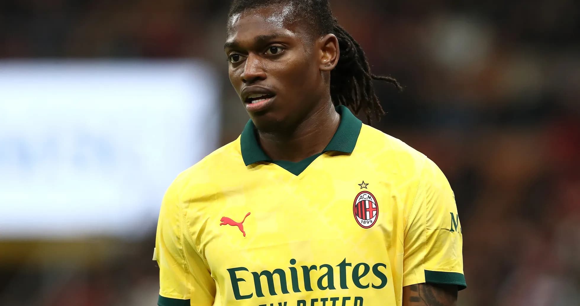 Jugador de AC Milan en uniforme amarillo durante partido Jugador de AC Milan en uniforme amarillo durante partido
