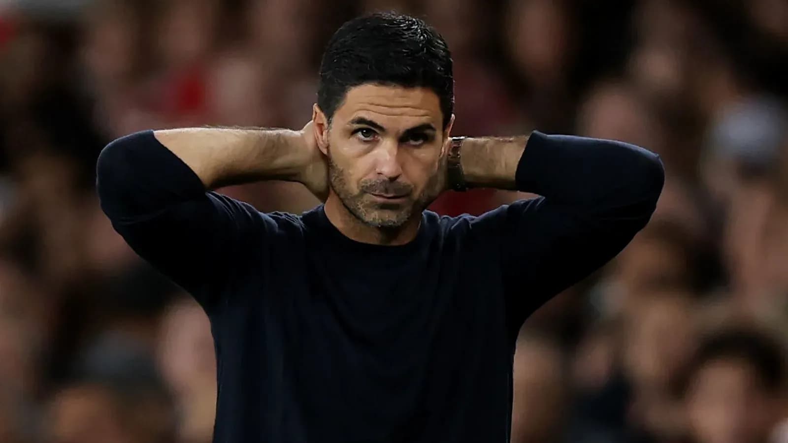 Entrenador con las manos en la cabeza durante partido Entrenador con las manos en la cabeza durante partido