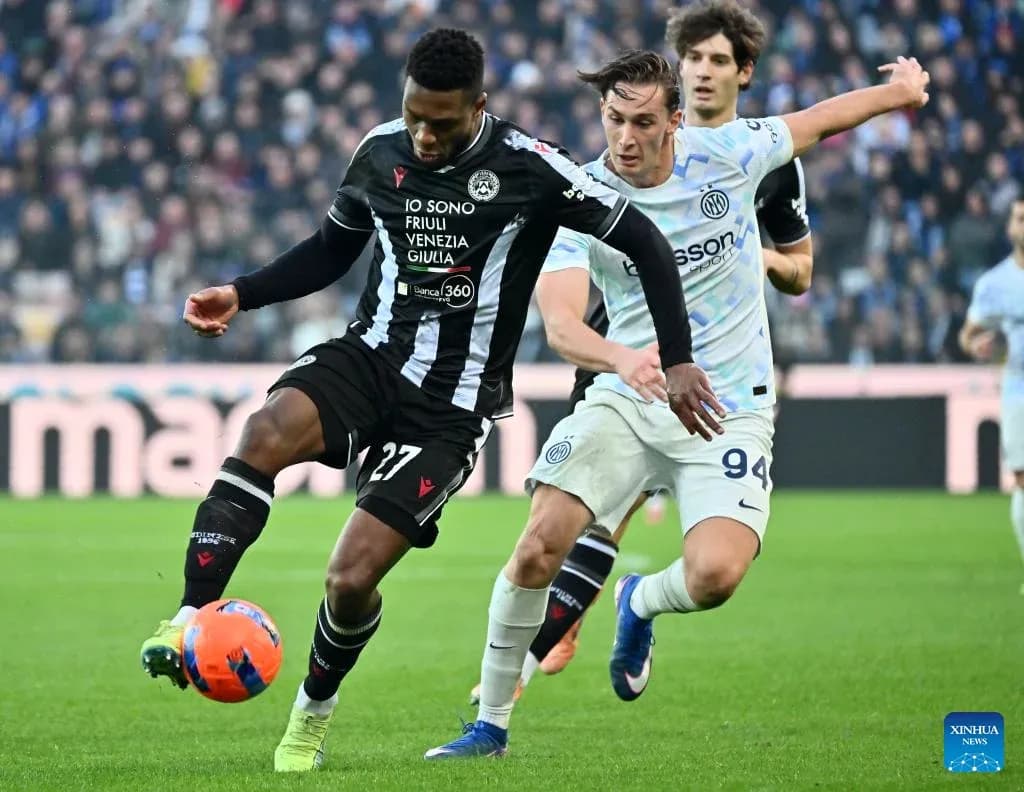 Jugadores de Inter y Udinese compitiendo por el balón Jugadores de Inter y Udinese compitiendo por el balón