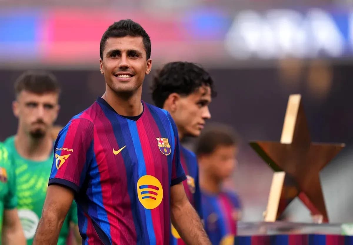 Jugador de Barcelona sonriente en ceremonia de premiación Jugador de Barcelona sonriente en ceremonia de premiación