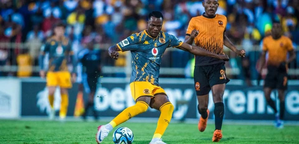 Jugador de Kaizer Chiefs controlando el balón en partido Jugador de Kaizer Chiefs controlando el balón en partido