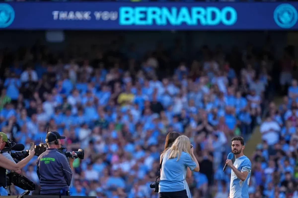 Bernardo siendo homenajeado por los aficionados de Manchester City Bernardo siendo homenajeado por los aficionados de Manchester City