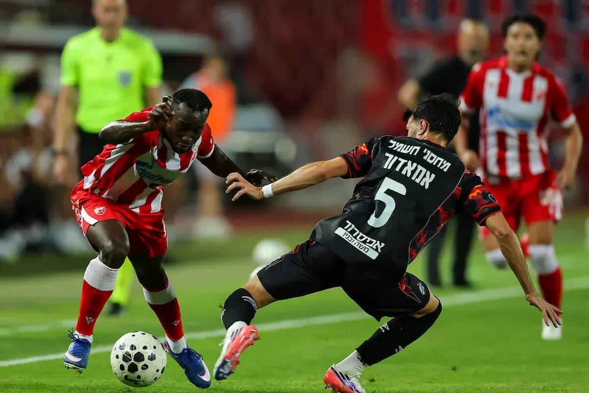 Jugador de FK Crvena Zvezda luchando por el balón Jugador de FK Crvena Zvezda luchando por el balón