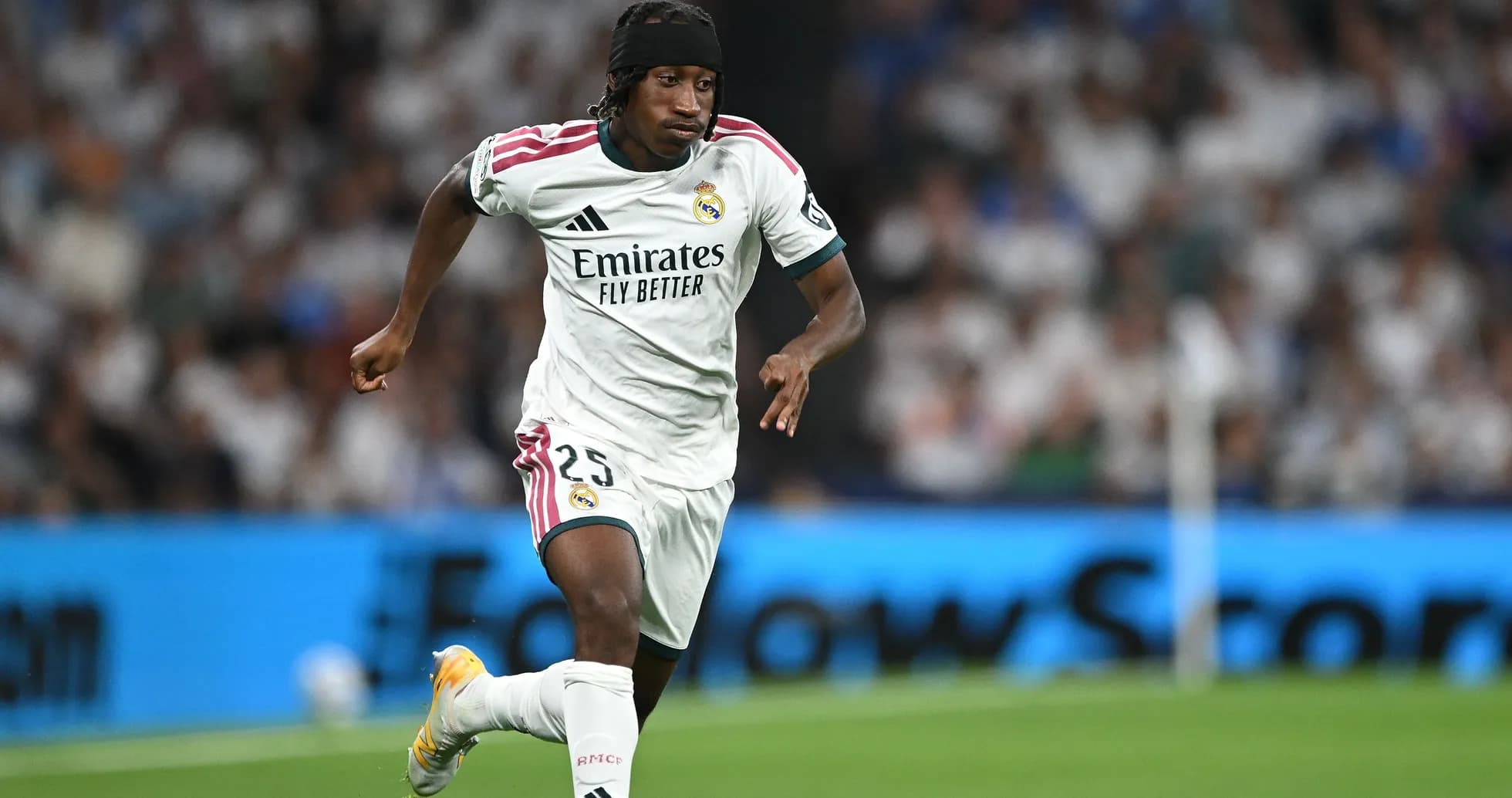 Jugador de Real Madrid corriendo durante el partido Jugador de Real Madrid corriendo durante el partido