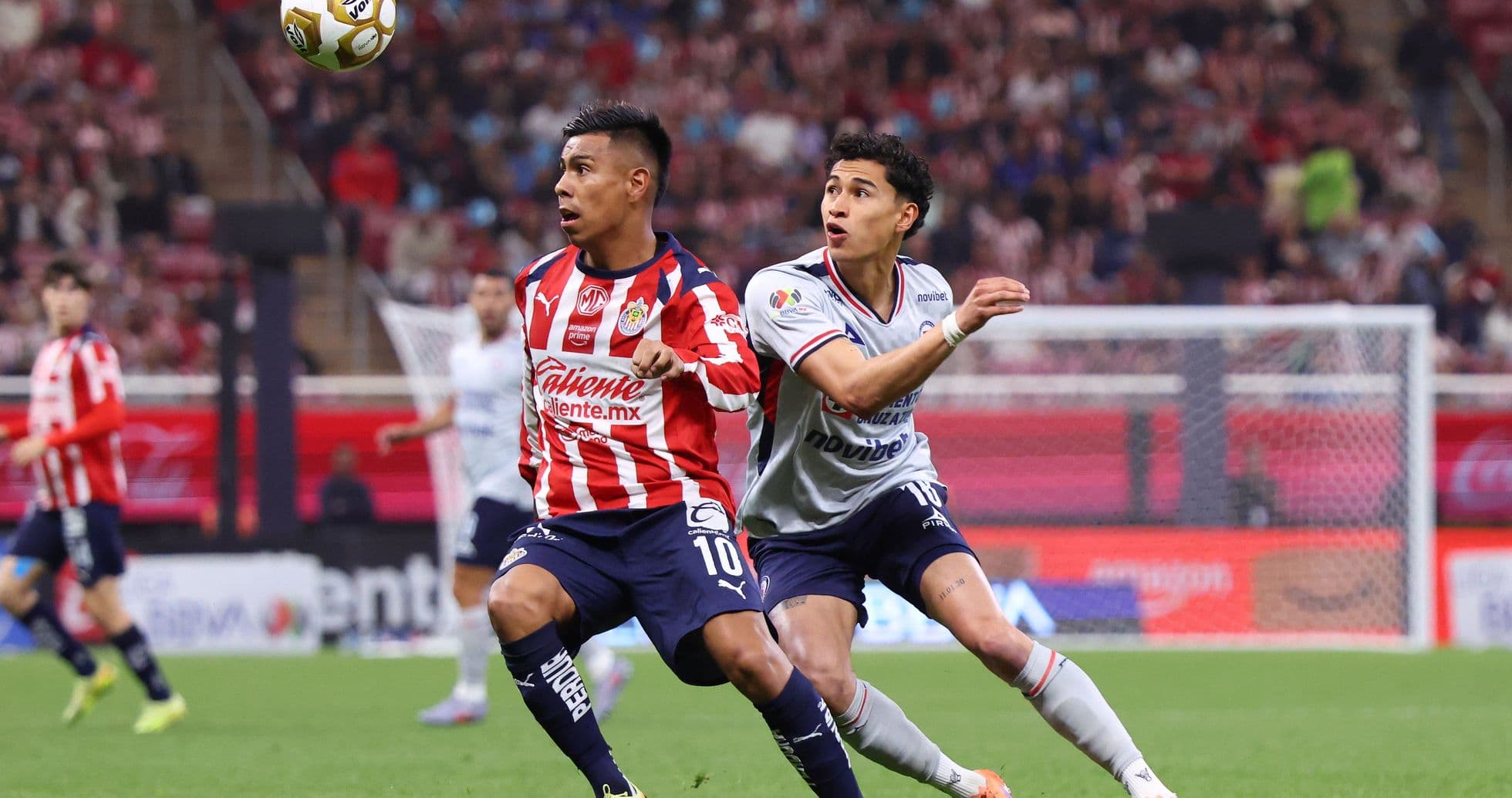 Jugador de Chivas y Cruz Azul en acción Jugador de Chivas y Cruz Azul en acción