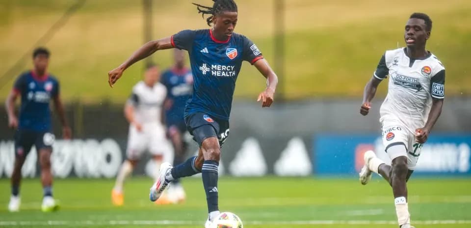 Jugador de FC Cincinnati II avanzando con el balón Jugador de FC Cincinnati II avanzando con el balón